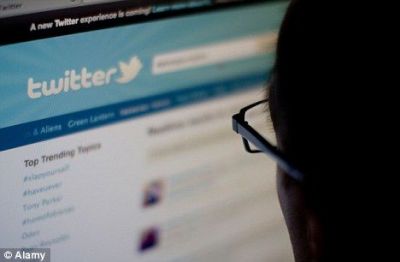 Hotii te urmaresc pe Facebook si pe Twitter
