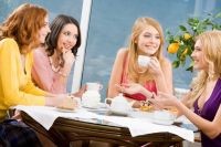 Discutii fara sfarsit la cafea. Cercetatorii dezvaluie de ce le place femeilor sa barfeasca
