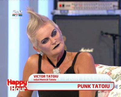 Monica Tatoiu, cu creasta, ruj negru si bocanci la Happy Hour - Vezi VIDEO