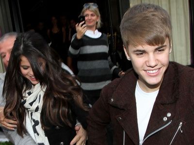 Selena si Justin Bieber se tin de trasnai - Uite cat de fistichiu s-au imbracat