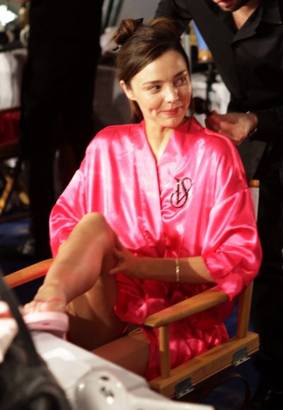 Miranda Kerr  surprinsa fara lenjerie intima, inainte de prezentarea „Victoria's Secret”?