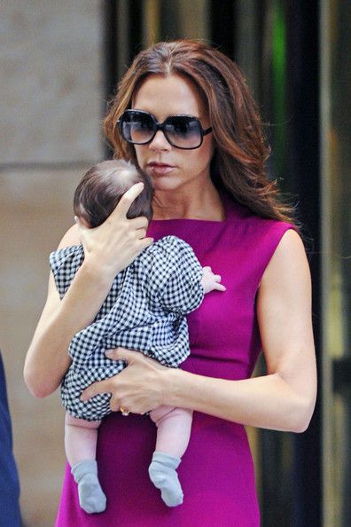 Cum isi educa Victoria si David Beckham copiii: fetele la plimbare, baietii la antrenament - FOTO & VIDEO