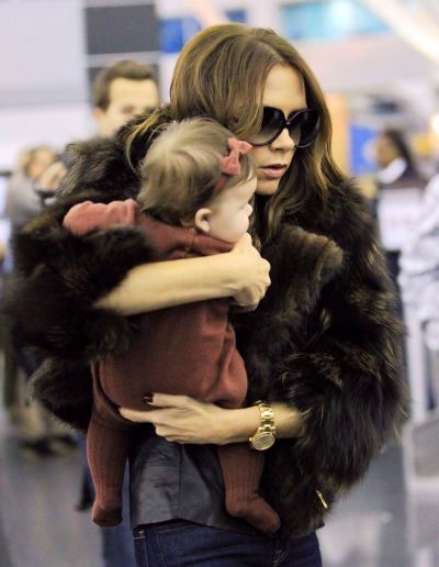 Victoria Beckham se lupta cu paparazzi pe tocuri de peste 10 centimetri si cu micuta Harper in brate VIDEO