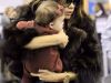 Victoria Beckham se lupta cu paparazzi pe tocuri de peste 10 centimetri si cu micuta Harper in brate VIDEO