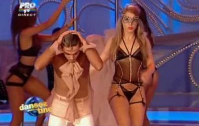 Corina Bud le-a dat tuturor lectii de dans la bara! - Uite ce miscari sexy are blonda: