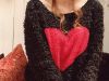 Vezi 16 modalitati total inedite de a utiliza un pulover in tinutele tale vestimentare – VIDEO
