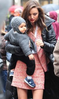 In rochie scurta pe un frig cumplit. Uite ce sacrificii face Miranda Kerr pentru cariera ei
