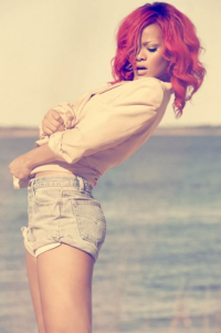 Rihanna se plange ca n-a mai avut de mult relatii sexuale! Vrea un barbat dur si misterios!