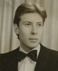 Afla cine este adolescentul din fotografie