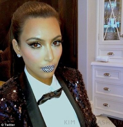 Kim Kardashian vrea sa fie in pas cu moda, asa ca a apelat la un tatuaj de buze in alb-negru