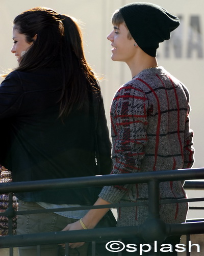 Justin Bieber are gesturi foarte indraznete in public fata de iubita lui, Selena Gomez - GALERIE FOTO