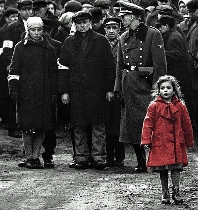 Fetita cu paltonul rosu care a impresionat pana la lacrimi o planeta intreaga. Copilul simbol din Lista lui Schindler dupa 18 ani