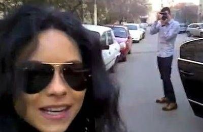 Niciodata n-ai mai vazut-o asa: Inna vaneaza paparazzi in plina strada! VIDEO