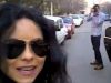 Niciodata n-ai mai vazut-o asa: Inna vaneaza paparazzi in plina strada! VIDEO