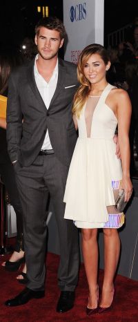 Miley Cyrus a facut senzatie la bratul lui Liam Hemsworth la People's Choice Awards – GALERIE FOTO