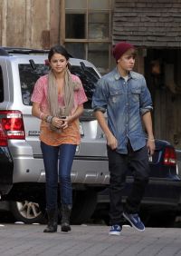 Justin Bieber si Selena Gomez sunt urmariti de paparazzi peste tot - FOTO