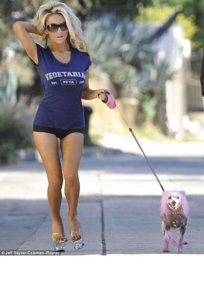 Are 17 ani, e maritata si iese la jogging pe tocuri de 15 cm, coafata si legata de un catel...roz!