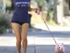 Are 17 ani, e maritata si iese la jogging pe tocuri de 15 cm, coafata si legata de un catel...roz!