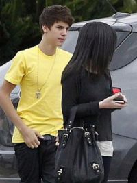 Justin Bieber si-a inchis culoarea parului! Iti place cum ii sta?