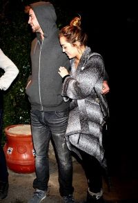 Miley Cyrus si-a scos iubitul la masa impreuna cu parintii ei - FOTO
