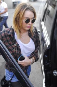 Miley Cyrus si-a uitat sutienul acasa cand a iesit la masa cu prietenii - FOTO