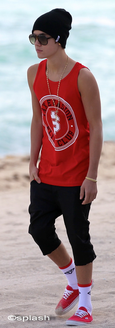 Justin Bieber si-a scos bijuteriile la plaja - FOTO