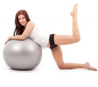 Exercitii pe care le poti face singura, acasa, pentru un abdomen plat - VIDEO