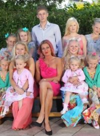 Are 14 copii si traieste doar din ajutorul social. Povestea socanta a unei mame din Marea Britanie