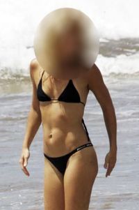 Arata fabulos in bikini dupa a doua nastere! Ghicesti cine e vedeta care sfideaza trecerea timpului?