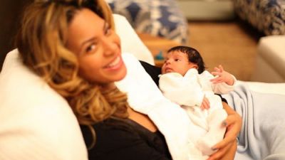Primele fotografii cu fetita cuplului Beyonce - Jay-Z  - FOTO
