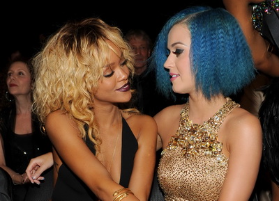Rihanna versus Katy Perry – Cine a arata mai bine la  Premiile Grammy 2012? - FOTO