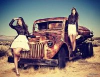 Kylie si Kendall Jenner - pictorial in desert. GALERIE FOTO