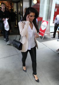 Kim Kardashian surprinsa furisandu-se din apartamentul lui Kanye West - FOTO