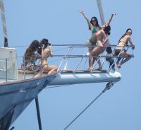 Un nou dezmat in stil Kardashian. Vezi ce fac surorile in costum de baie pe marginea iahtului - FOTO