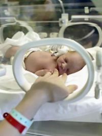 Minune in Argentina! La 12 ore dupa ce a fost declarat mort, un bebelus a "inviat" la morga