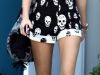 Miley Cyrus isi etaleaza corpul intr-o salopeta avand cranii imprimate pe ea  