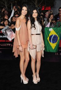Kendall si Kylie Jenner fura lumina reflectoarelor - cum au devenit dive sexy - GALERIE FOTO