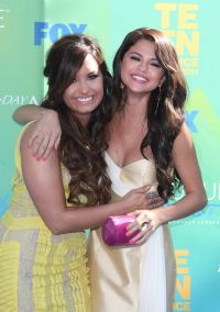 Declaratiile contrazic prietenia din poze. Selena Gomez o ataca pe Demi Lovato