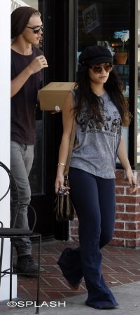 Vanessa Hudgens - intalnire romantica la micul dejun