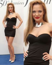 Andreea Antonescu, atat de sexy cum n-ai mai vazut-o de pe vremea trupei Andre: decoltata intr-o rochie mini