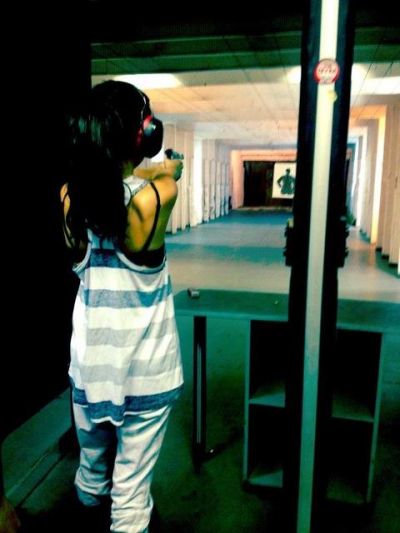 Una dintre cele mai in voga vedete ale momentului a invatat sa traga cu pistolul - FOTO
