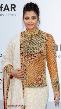 Aishwarya Rai Bachchan si-a ascuns kilogramele in plus intr-un costum traditional, dupa ce a fost acuzata ca e prea grasa  - FOTO