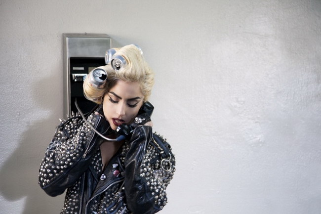 Lady Gaga foloseste doze de suc pe post de bigudiuri