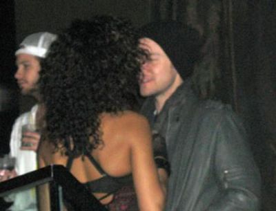 Justin Timberlake flirteaza cu o dansatoare mulatra