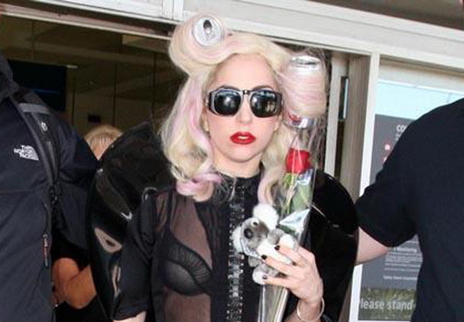 Lady Gaga: â€žMama mea obisnuia sa foloseasca dozele de Cola pe post de bigudiuriâ€