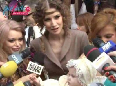 Iulia Albu: â€˜Rochita de botez a Mikaelei a fost lucrata manual de bunica si de strabunica meaâ€™ VIDEO!