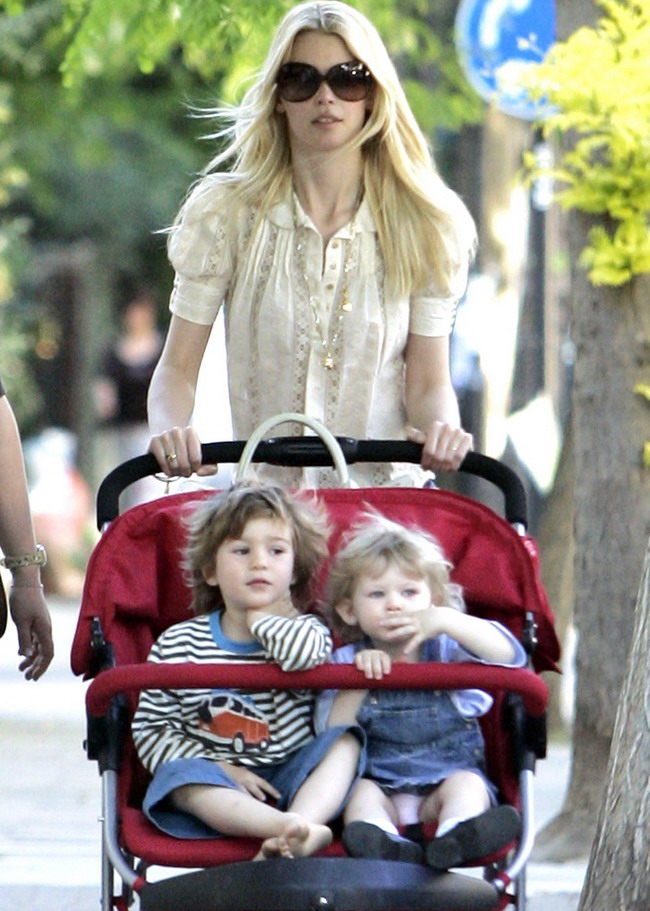 Claudia Schiffer a decis cum isi va numi fetita: Cosima Violet