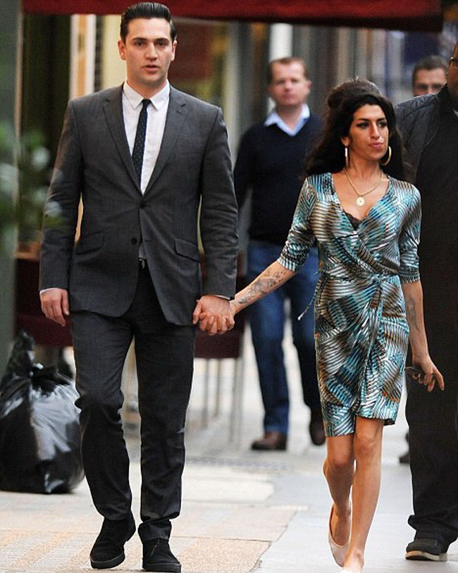 Amy Winehouse a renuntat la Blake! Are un nou iubit! FOTO!