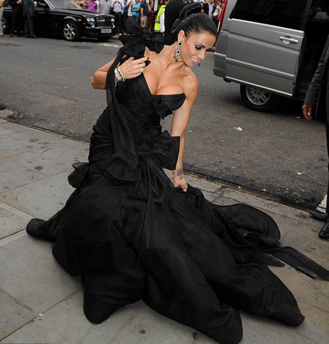 In sfarsit, Katie Price nu s-a mai facut de ras pe covorul rosu! FOTO!