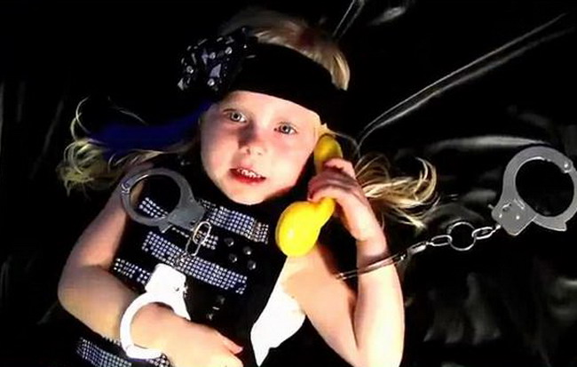 Baby GaGa, in catuse si sumar imbracata. Are 3 ani! VIDEO